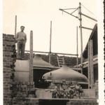 3MONTSPierre Ricour durant la construction de la salle de Brassage