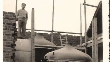 3MONTSPierre Ricour durant la construction de la salle de Brassage