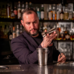 PIERRE-MARIE BISSON, CHEF BARMAN DU BAR LE BOTANISTE AU SHANGRI-LA (PARIS)